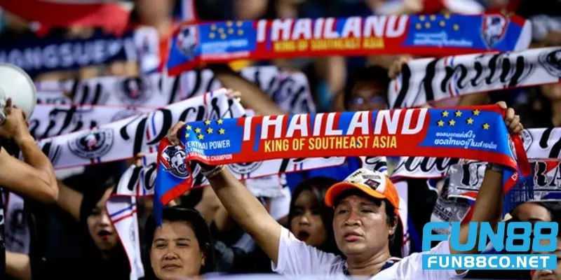Khán đài cổ động viên cuồng nhiệt 